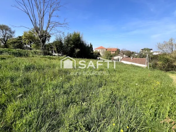 Terrain constructible de 1000 m² - VACQUIERS