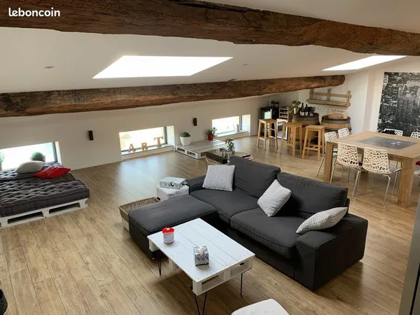 Particulier loue appartement meublé de type T3 de 100 m2 au 4ème étage d'une copropriété très calme