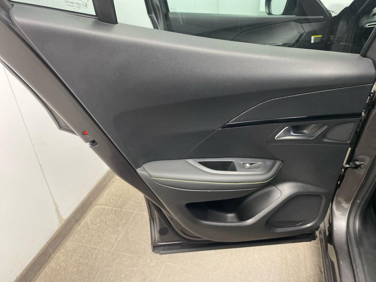 Peugeot 2008 puretech 130 s&s eat8 gt line — photo 21