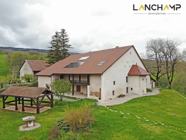 FERME ANCIENNE SUR 10 HECTARES DE TERRAIN