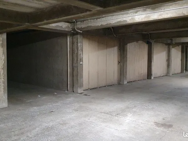 Garage fermé de 16 m² à louer - Résidence sécurisée