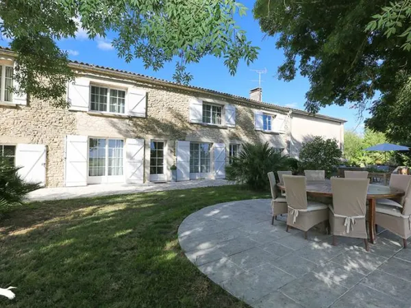 Maison en pierre de 14 pièces principales
