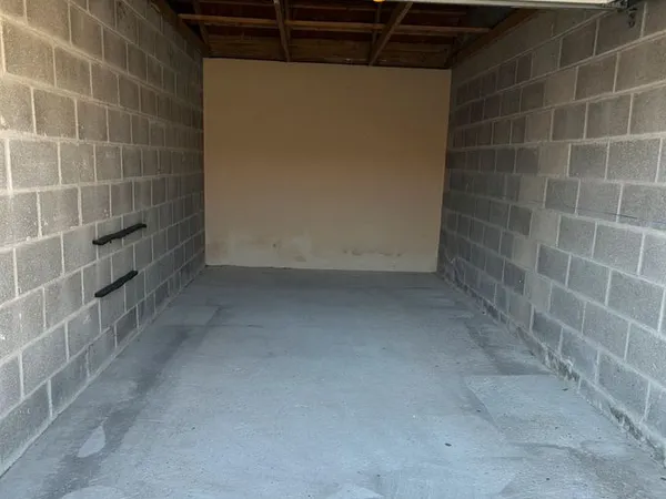 A vendre Garage dans résidence sécurisée qui peut convenir pour du stockage