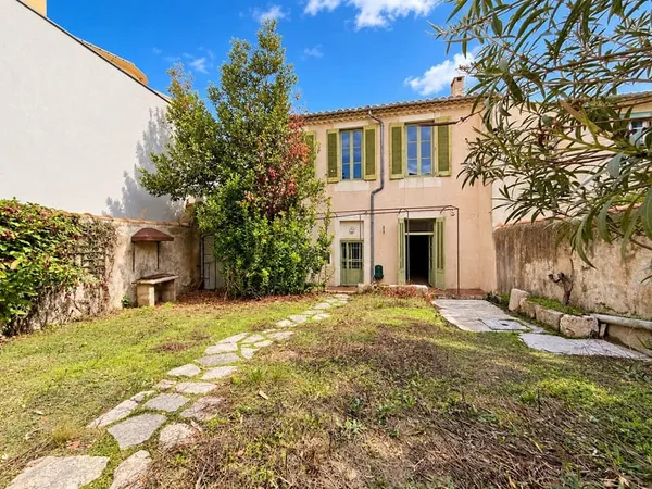 NIMES ARENES Maison de ville 7 pièces de 182 m2 avec jardin
