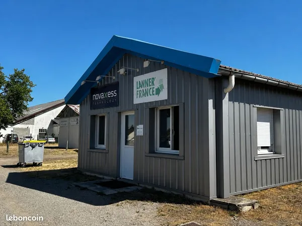 Local d’activité et entrepôt Location Saint-Loup  256m² 900€
