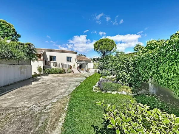 A vendre, villa meublée + dépendance avec grand jardin et pisc