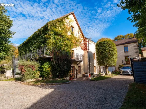 Domaine d'exception : propriété de 867 m² habitables, 6,6 ha de terrain, étang privé, piscine