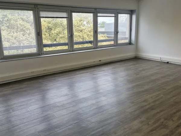 Bureau 42 m² climatisé avec parking ? Mérignac (rue Ariane)