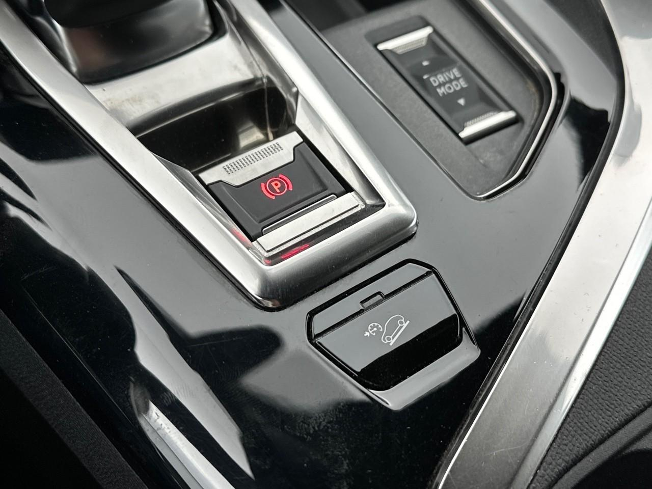 Peugeot 3008 hybrid4 300 e-eat8 gt — photo 32