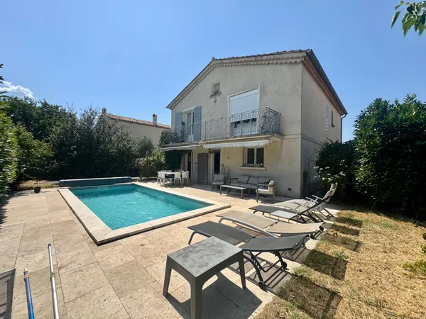 Maison traditionnelle avec piscine