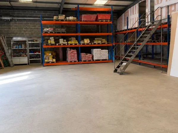 DÉPÔT / BUREAUX 360 m² + 9 GARAGES - DERNIER KM - SÉCURISÉ