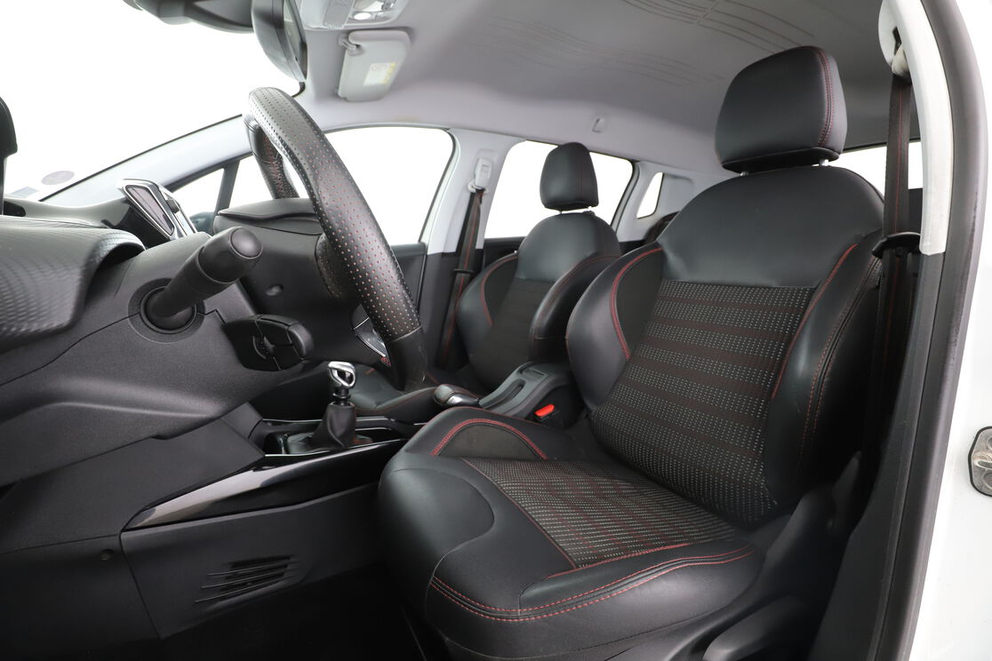 Peugeot 2008 1.2 PureTech GT Line — photo 9