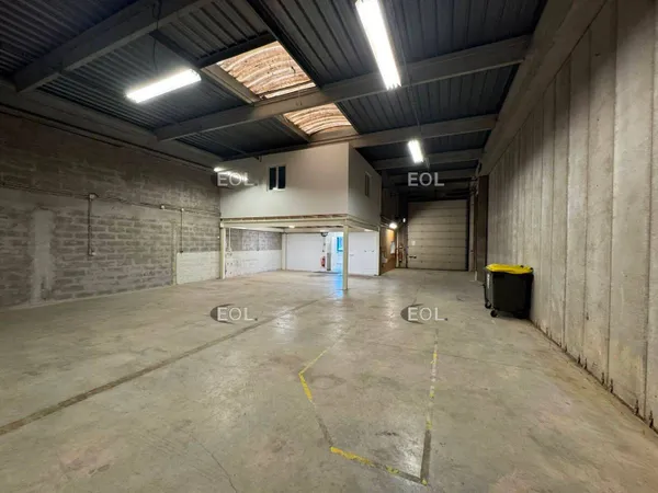 Entrepôt 270 m²