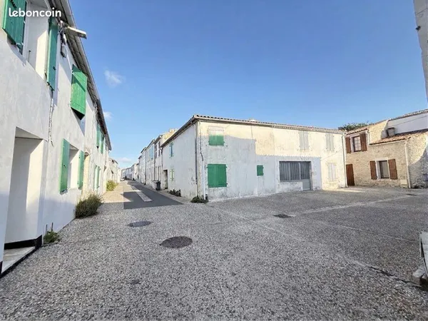 Ancien chai rénové aux beaux volumes, à deux pas du centre village et des plages