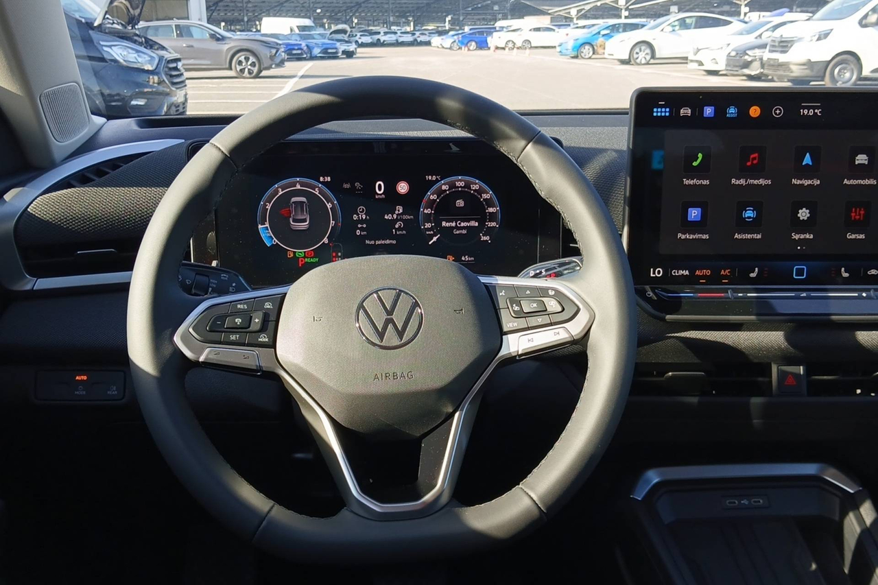 Volkswagen T-Roc — photo 13