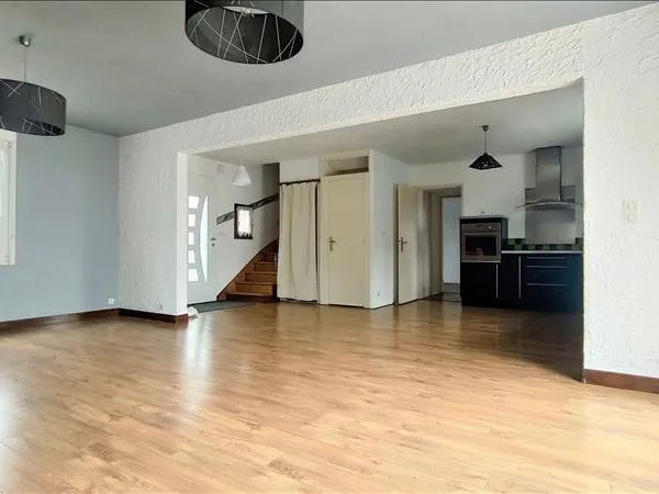 Maison - 120 m2 - 5 pièces - Non meublé