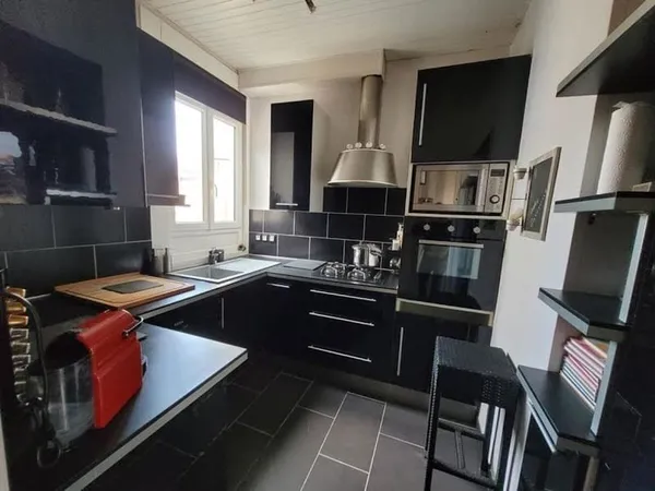 Local 8 pièces 141 m²