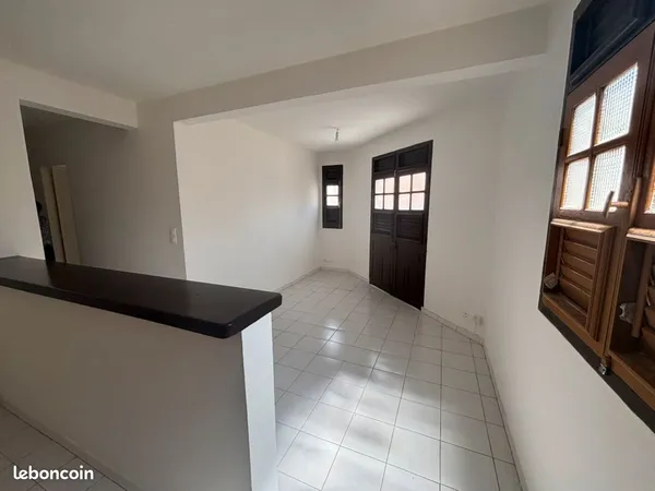 À LOUER - Appartement F2 de 45 m² avec petit balcon - Fort-de-France