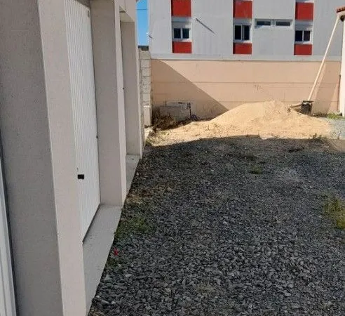 Garage au pied de la gare de Surgères
