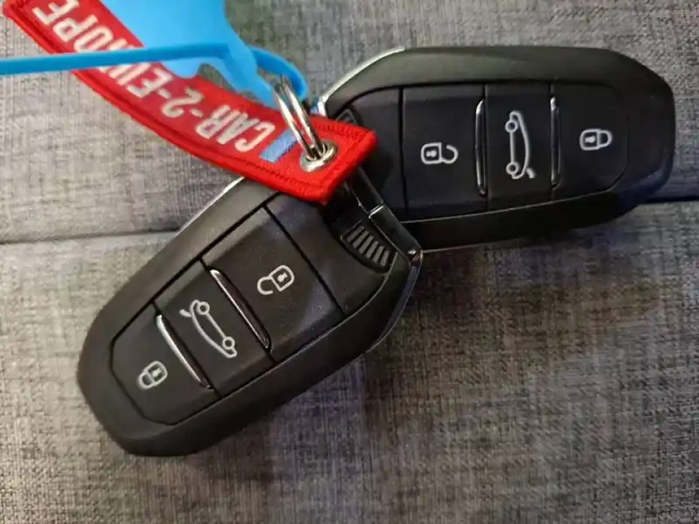 Peugeot 3008 hybrid 145 e-dcs6 — photo 28