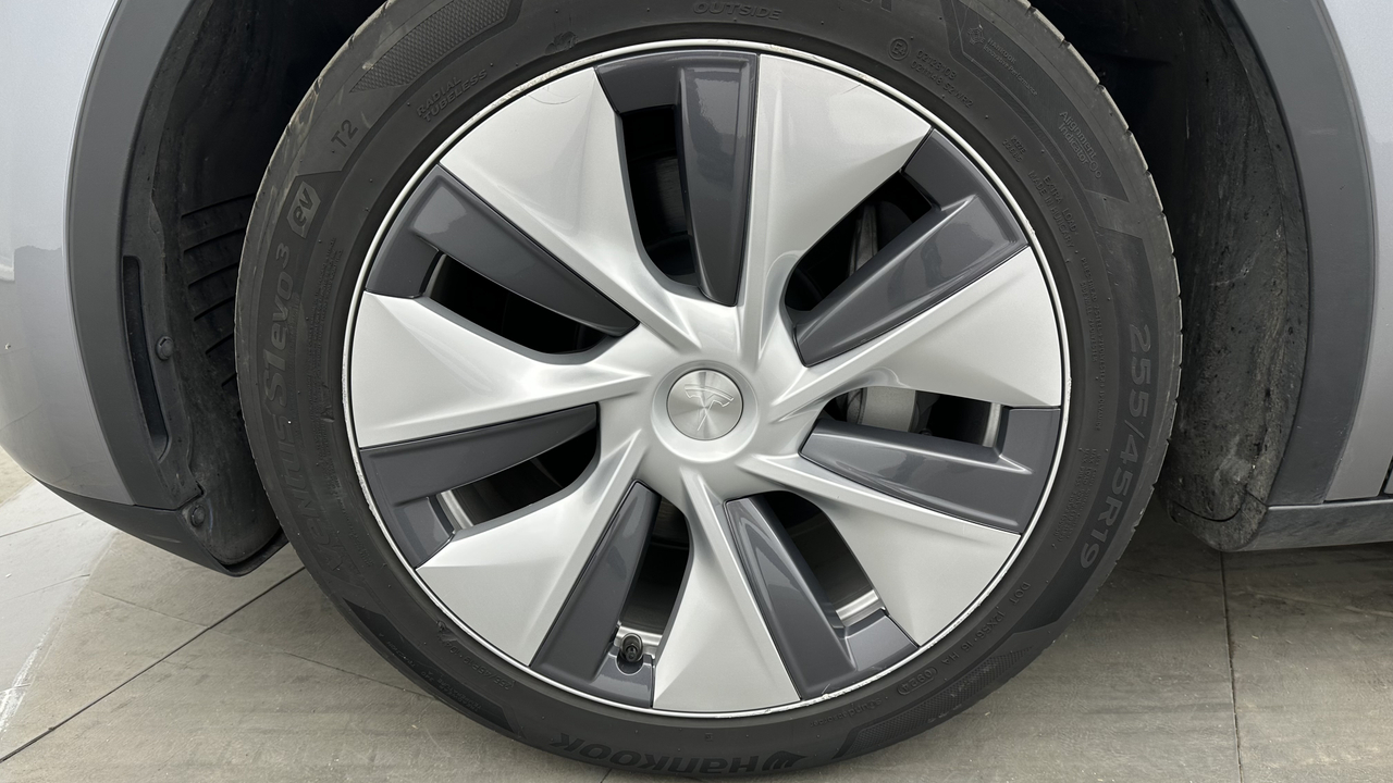 Tesla MODEL Y Standard RWD — photo 9