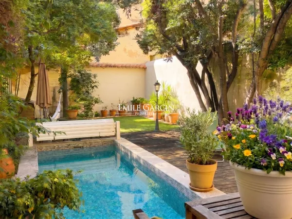 A vendre - Appartement en duplex de 165m2 avec jardin et bassin - 13008 Marseille