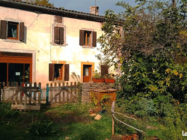 Grande Maison dans petit village - Jardin en permaculture - Ruisseau