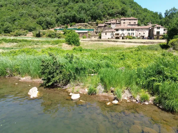 Ancienne propriété agricole autosuffisante en bord de Tarn avec 17 Ha à rénover