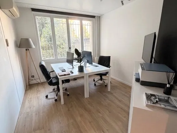 Lyon 6e - Bureau lumineux meublé 11,61 m² - Charges incluses - Métro Masséna/Foch