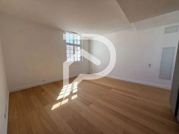 ## ANTIBES CENTRE-VILLE ? MAGNIFIQUE 4 PIÈCES EN DUPLEX DE 85,57 M² AU DERNIER ÉTAGE D'UN IMMEUBLE H
