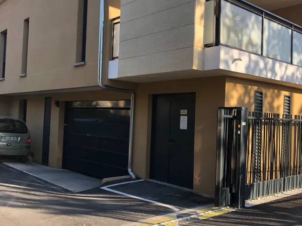 Loue parking - 25m²