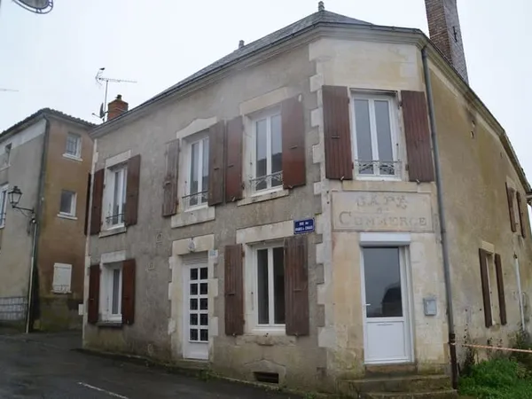 Immeuble avec 2 logements dont 1 loué - LA CAILLÈRE ST HILAIRE - 85410