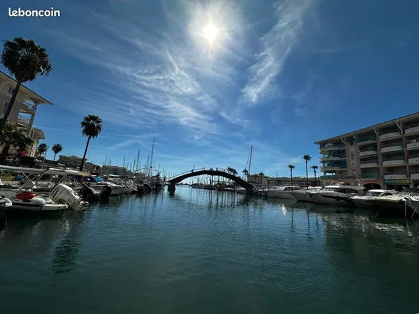Vue sur la marina mur et fond port Frejus
