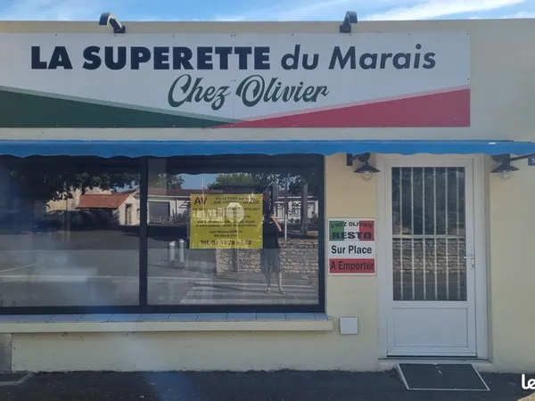 Restauration rapide et petite superette