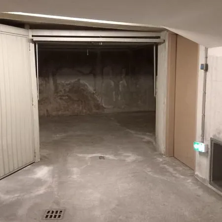 Grand box fermé 32m² sécurisé - Marseille 13005 - Idéal investisseur stockage / véhicules