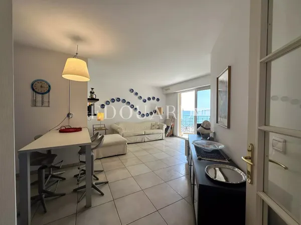 Deux pièces en bon état avec terrasse et belle vue mer, dans prestigieux immeuble face aux plages