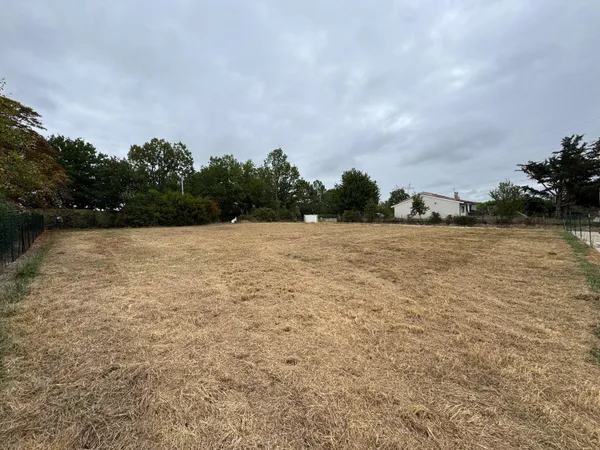 Terrain constructible de 944 m2 Un cadre privilégié aux Fa