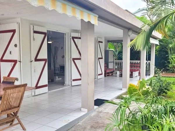 Maison spacieuse au bourg des Trois Îlets