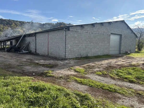 HANGAR ENTREPOT 250M2 + 3500 M2 TERRAIN