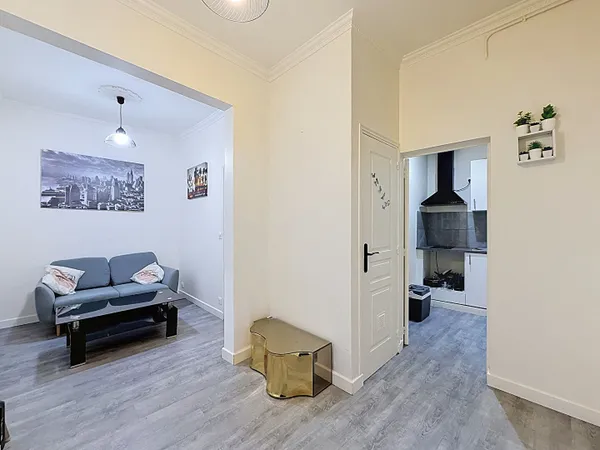 PARIS 18, RUE LEON, PETIT 2 PIECES SUR COUR RENOVÉ DANS UNE RESIDENCE RECEMMMENT RAVALÉE AVEC ISOLAT