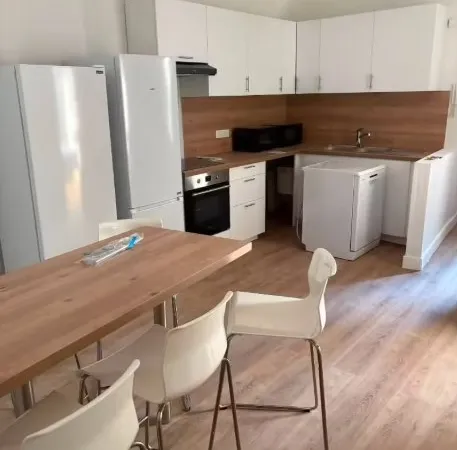 CHAMBRE DISPONIBLE EN COLOCATION - HYPERCENTRE DE NANTES - APPARTEMENT ENTIÈREMENT MEUBLÉ