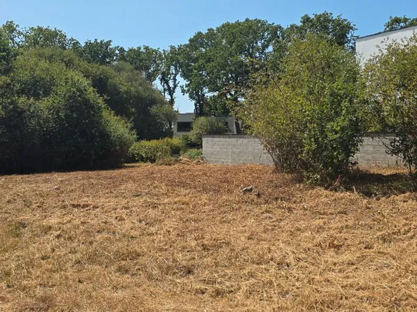 Terrain 1050 m² COMBRIT