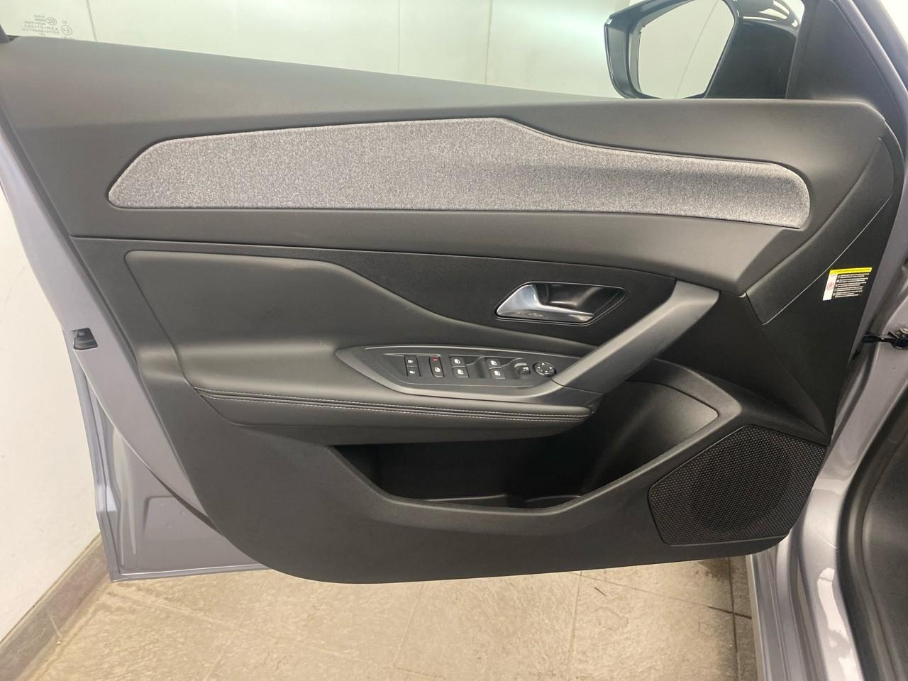 Peugeot 308 hybrid 145 e-dcs6 allure — photo 19
