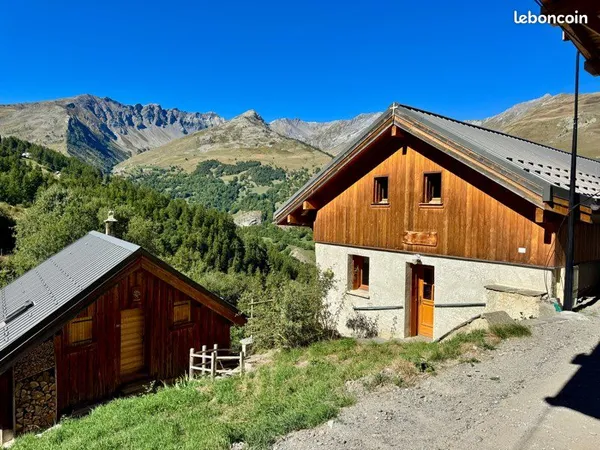 CHALET VALLOIRE 166m2 - DEUX APPARTEMENTS - BORD DE PISTE