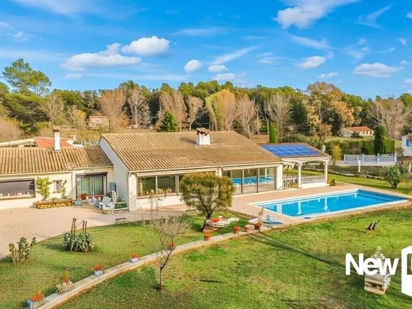 Montauroux Ensemble immobilier avec habitations multiples et piscine sur 3 315 m². A découvrir!