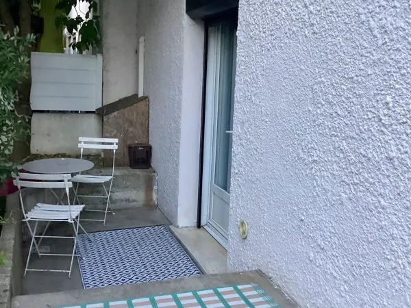 Loue appartement sur extérieur dans maison