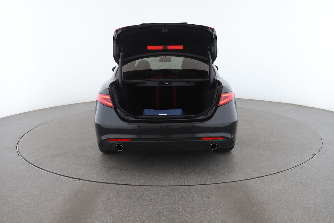 Alfa Romeo Giulia 2.2 Super AT8 — photo 15