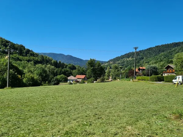 Terrain plat constructible avec point d'eau naturel