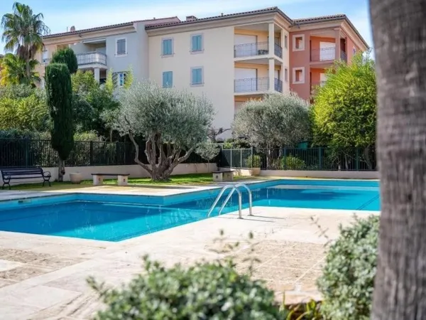 SAINT-TROPEZ - CENTRE-VILLE - APPARTEMENT 2 CHAMBRES - PISCINE