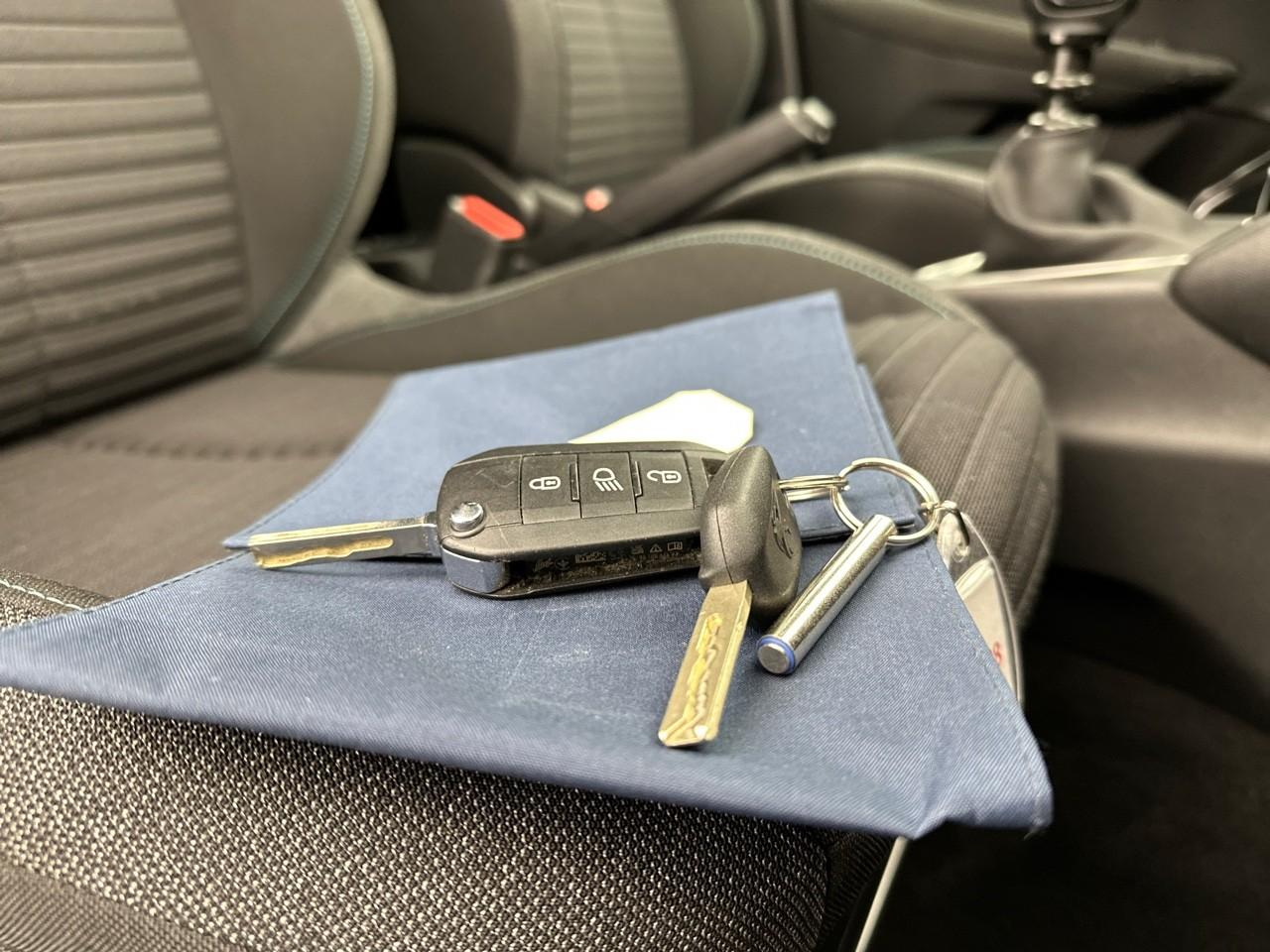 Peugeot 208 puretech 100 s&s bvm6 style — photo 32